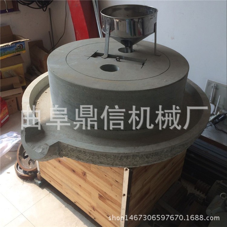 河北玉米煎餅?zāi)ズ龣C(jī) 商用石磨豆?jié){機(jī) 電動(dòng)石磨生產(chǎn)廠家