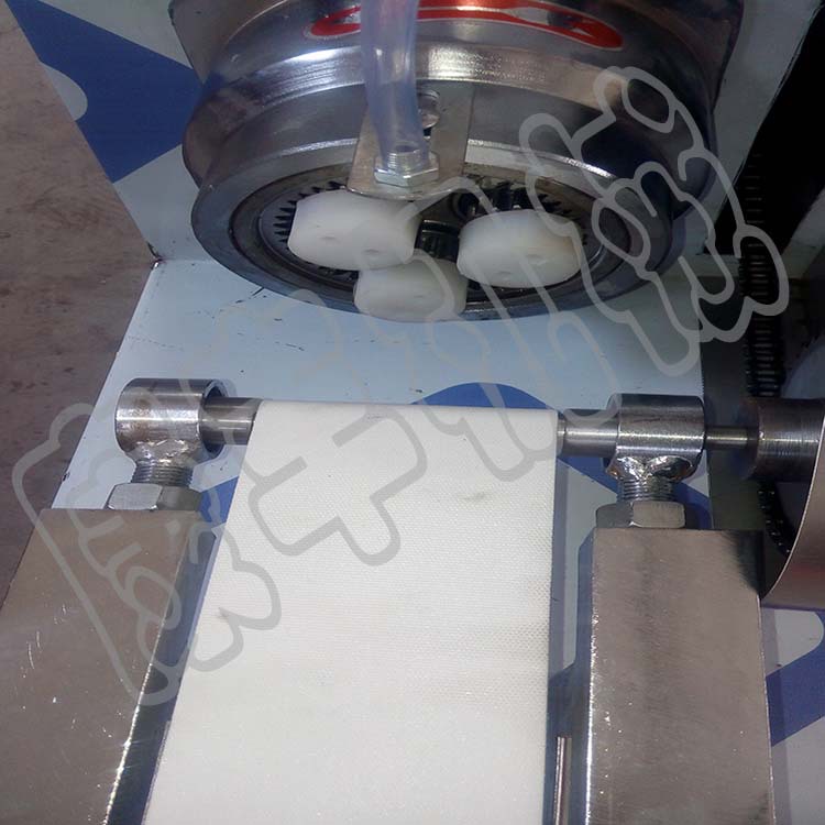 廠家直銷麻花機(jī) 全自動淋油新型小型仿手工商用自動切段麻花機(jī)