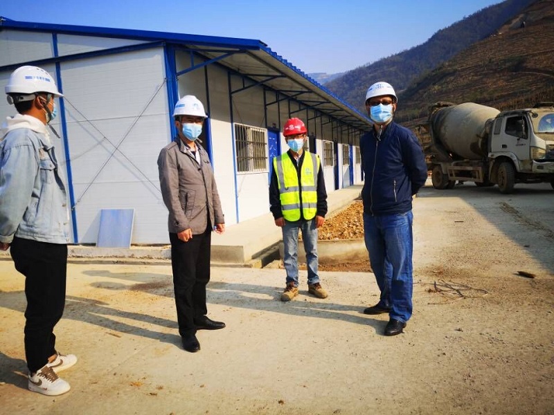 鄭宇一行檢查項目部駐地建設(shè)情況.jpg
