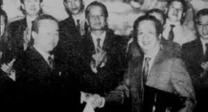 中國(guó)國(guó)務(wù)委員兼外交部長(zhǎng)錢(qián)其琛同韓國(guó)外務(wù)部長(zhǎng)官李相玉在北京簽署建交聯(lián)合公報(bào)