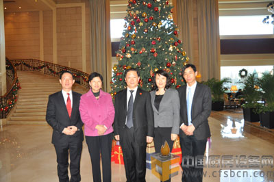 右起：聯(lián)盟副主席譚堅、理事李林瑛、李曉蓉、李金澤與孫玉璽（中）大使合影