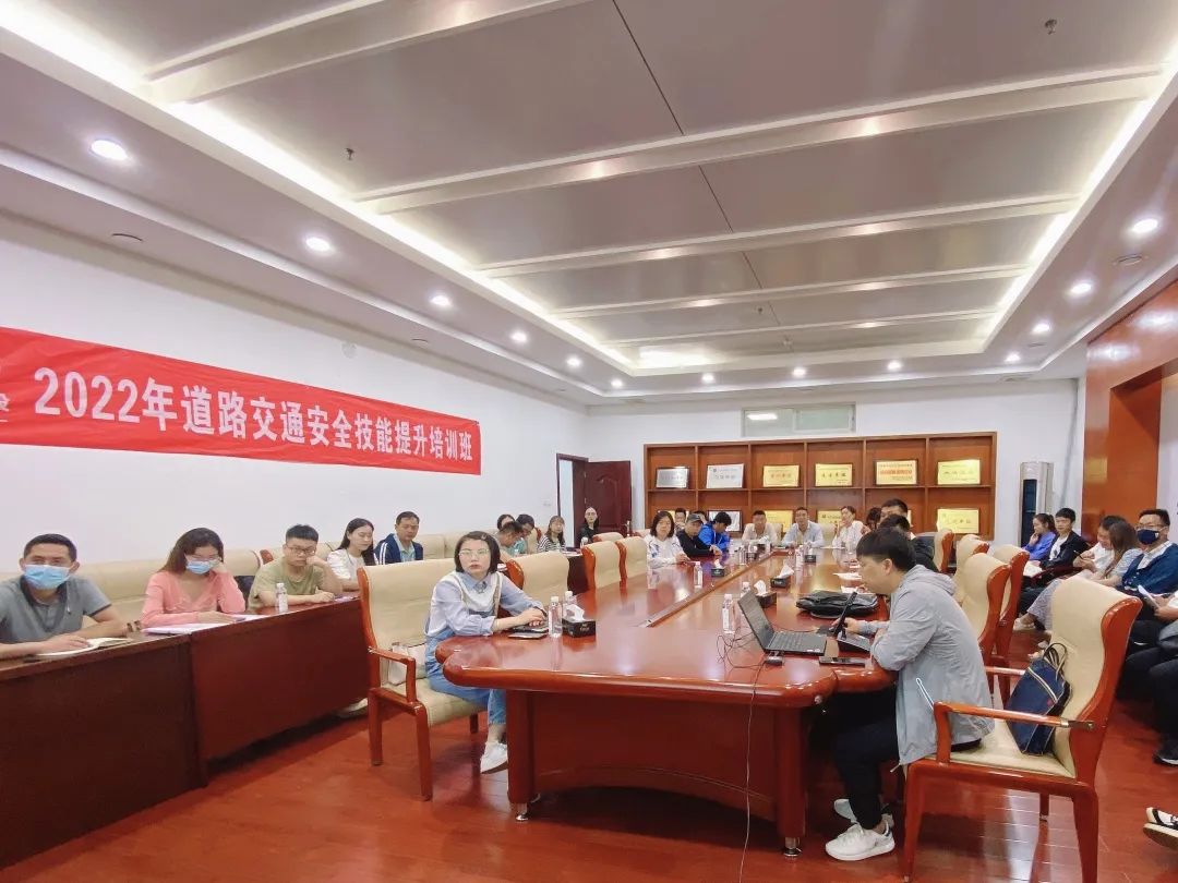 云南省鐵路集團(tuán)有限公司開展道路交通安全技能提升四級培訓(xùn)2.jpg