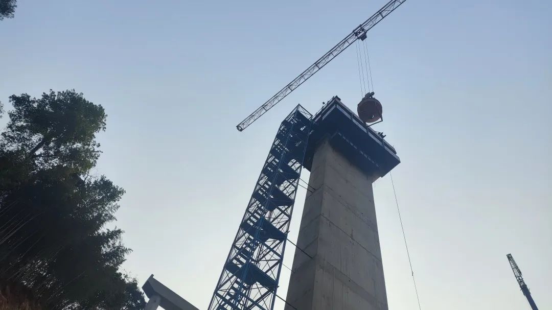 2023-3-27-那興項(xiàng)目空心墩順利封頂.jpg